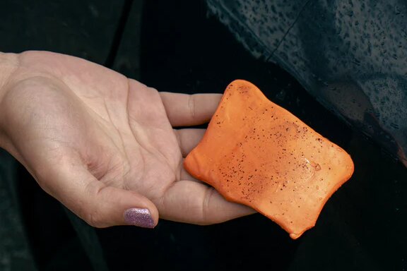 How to use an automotive clay barr